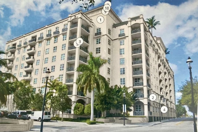 view of apartment building / complex