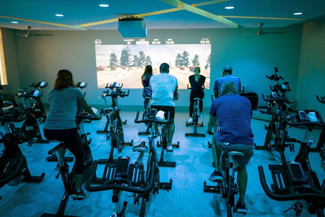 exercise room featuring recessed lighting