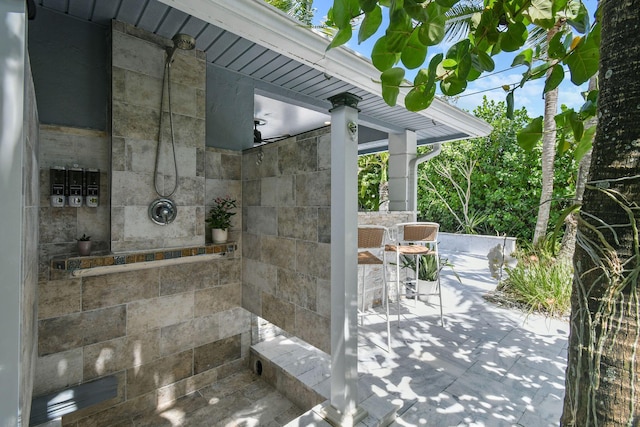 bathroom featuring a tile shower