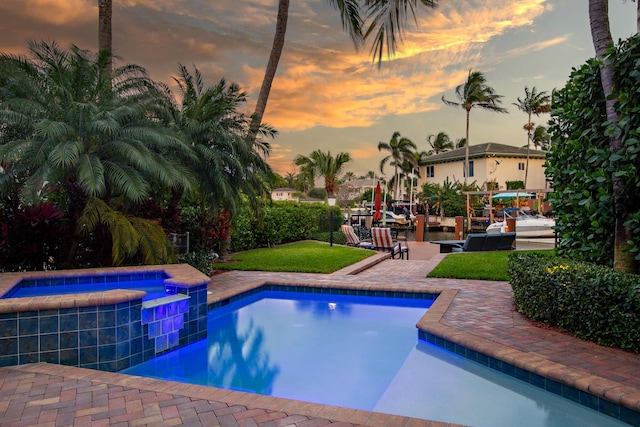 702 SE 7th St, Delray Beach, FL 33483 - view of swimming pool with a pool with connected hot tub and a lawn