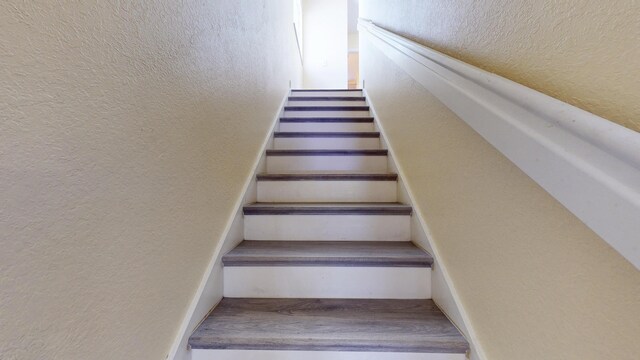 2558 SE Pineland Dr, Port Saint Lucie, FL 34952 - stairway with a textured wall