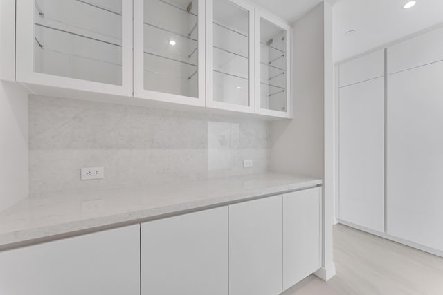 210 SE Mizner Blvd Unit 301, Boca Raton, FL 33432 - bar area featuring decorative backsplash and recessed lighting