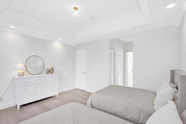 bedroom featuring light wood finished floors, recessed lighting, visible vents, and baseboards