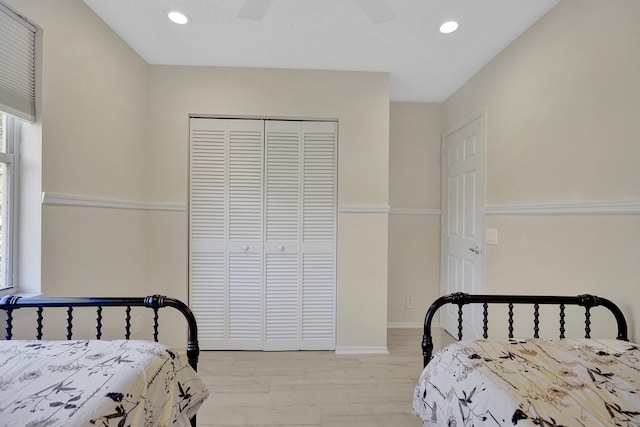 bedroom featuring recessed lighting, light wood-style floors, a closet, baseboards, and a ceiling fan