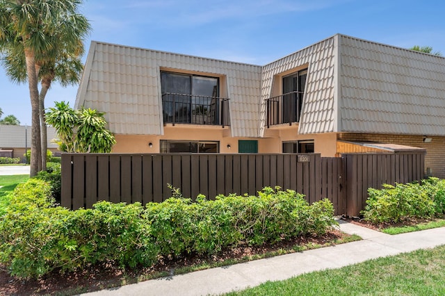 6201 62nd Way, West Palm Beach, FL 33409 - view of side of property featuring mansard roof and stucco siding