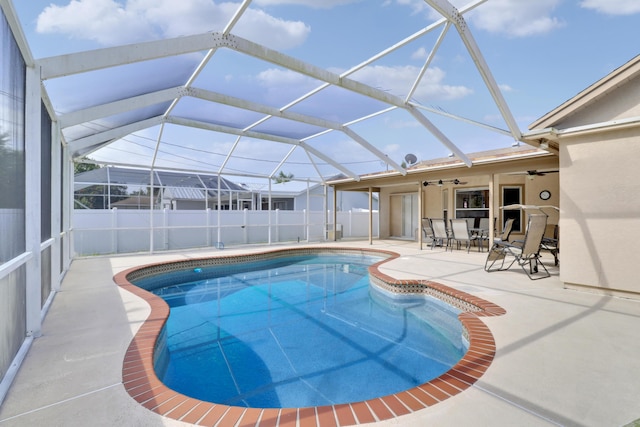 view of swimming pool with a fenced in pool, fence, outdoor dining space, a patio area, and ceiling fan