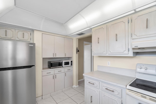 155 Mockingbird Ln, Delray Beach, FL 33445 - kitchen with under cabinet range hood, visible vents, light countertops, and appliances with stainless steel finishes
