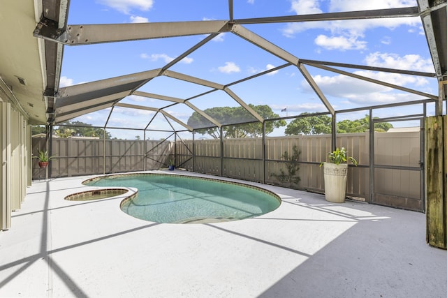 5652 Golden Eagle Cir, Palm Beach Gardens, FL 33418 - view of pool with a patio, a fenced backyard, a pool with connected hot tub, and a lanai