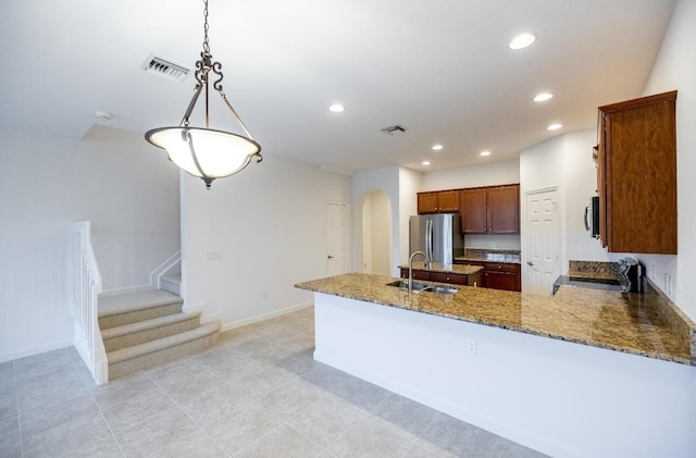 10403 Wellington Parc Dr, Wellington, FL 33449 - kitchen featuring arched walkways, visible vents, recessed lighting, appliances with stainless steel finishes, and a sink
