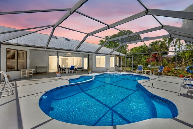 2101 SE Harlow St, Port Saint Lucie, FL 34952 - view of swimming pool featuring a patio area, outdoor dining area, a lanai, ceiling fan, and a pool with connected hot tub