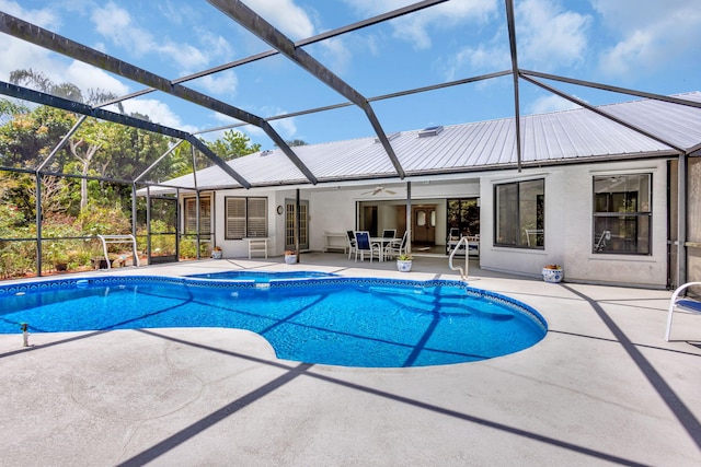2101 SE Harlow St, Port Saint Lucie, FL 34952 - outdoor pool featuring outdoor dining area, a patio area, a ceiling fan, a jacuzzi, and a lanai