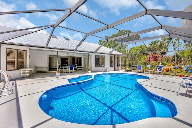 2101 SE Harlow St, Port Saint Lucie, FL 34952 - view of pool featuring a patio area, glass enclosure, outdoor dining area, a ceiling fan, and a pool with connected hot tub