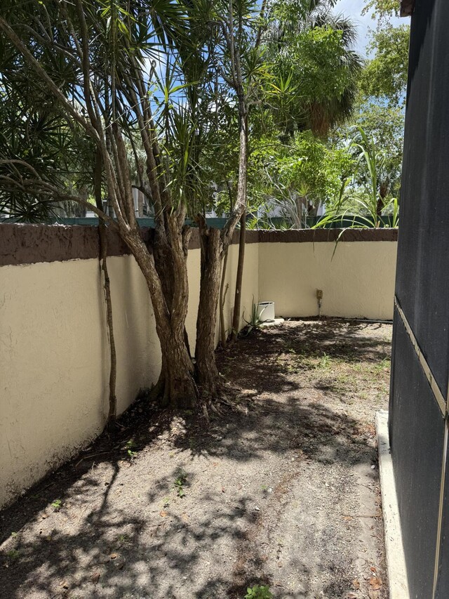 1681 NW 70th Ave Unit 102, Plantation, FL 33313 - view of yard with fence