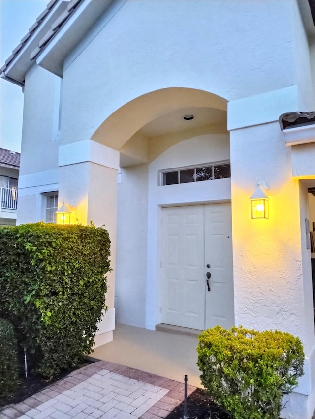 property entrance featuring stucco siding