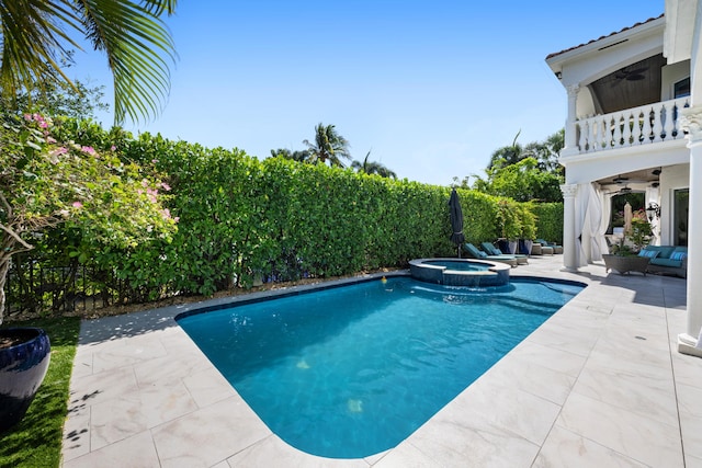 712 NE 71st St, Boca Raton, FL 33487 - view of swimming pool with outdoor lounge area, a fenced backyard, ceiling fan, a patio area, and a pool with connected hot tub