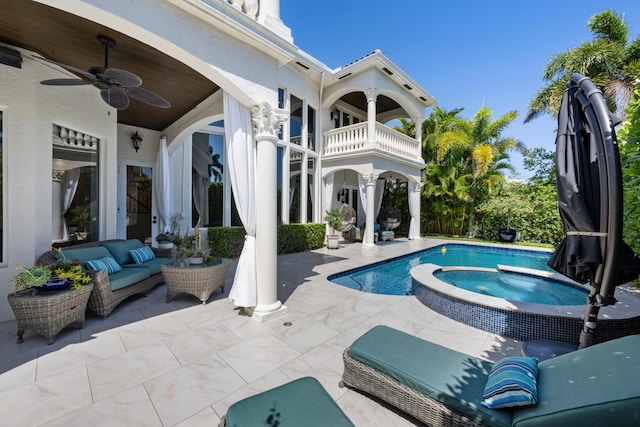 712 NE 71st St, Boca Raton, FL 33487 - view of swimming pool featuring a patio area, a ceiling fan, a pool with connected hot tub, and an outdoor hangout area