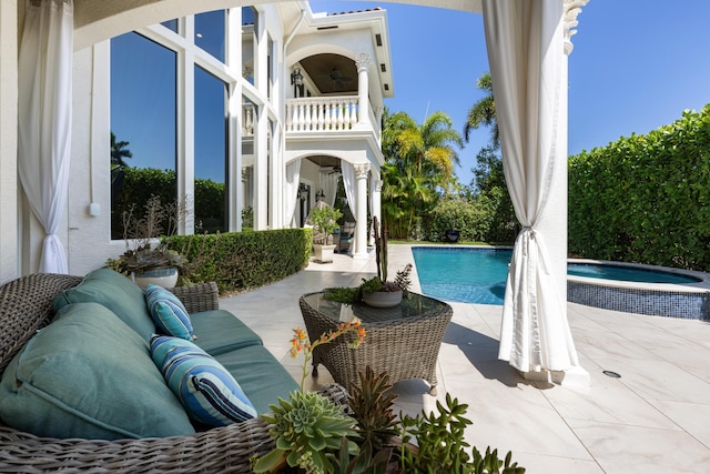712 NE 71st St, Boca Raton, FL 33487 - exterior space featuring a patio and an in ground hot tub