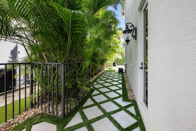 712 NE 71st St, Boca Raton, FL 33487 - view of balcony