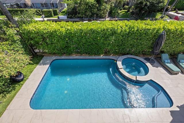 712 NE 71st St, Boca Raton, FL 33487 - view of pool featuring a pool with connected hot tub