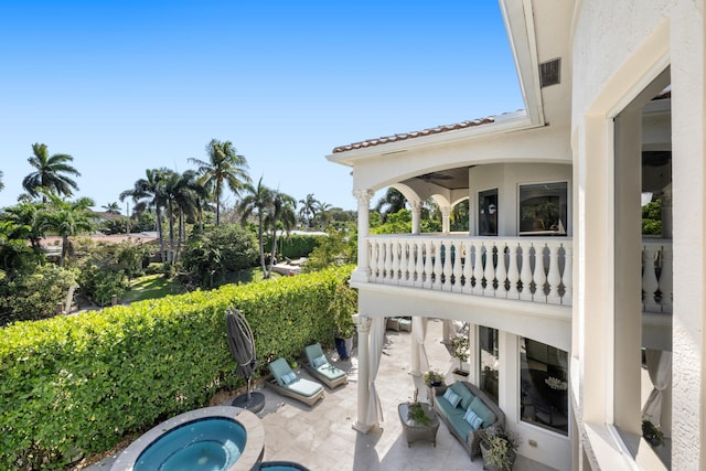 712 NE 71st St, Boca Raton, FL 33487 - view of patio featuring an in ground hot tub and ceiling fan