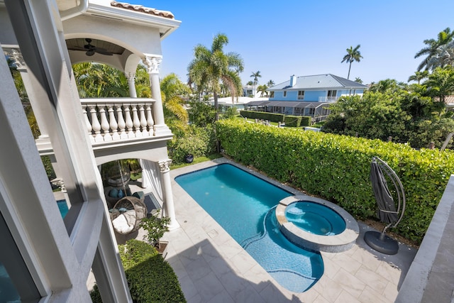 712 NE 71st St, Boca Raton, FL 33487 - view of swimming pool with a pool with connected hot tub, a patio area, and a ceiling fan