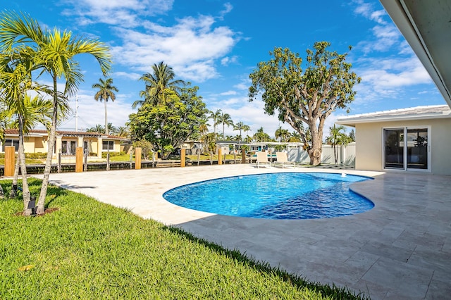 841 SE 5th Ter, Pompano Beach, FL 33060 - pool featuring fence and a patio