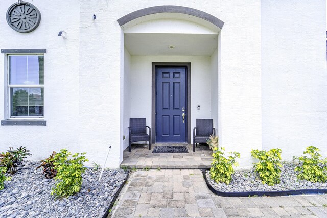 entrance to property with stucco siding