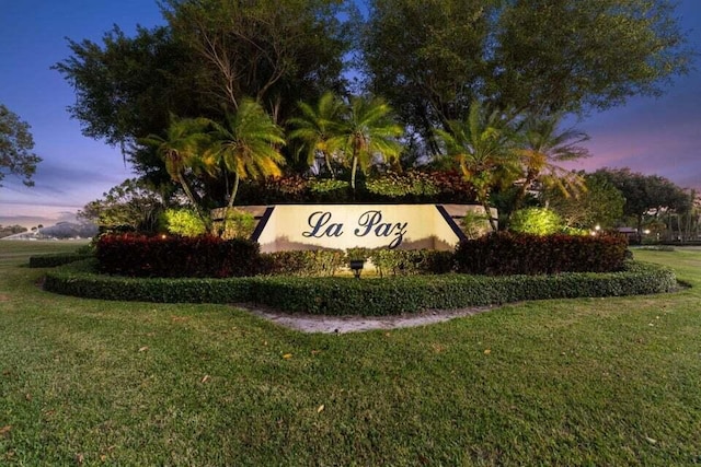 community / neighborhood sign featuring a lawn