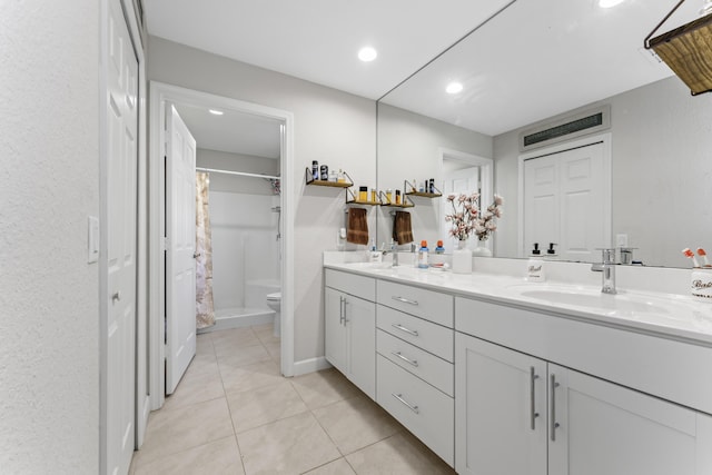 14423 Dalia Ave, Fort Pierce, FL 34951 - full bath featuring toilet, double vanity, a sink, and a shower with curtain