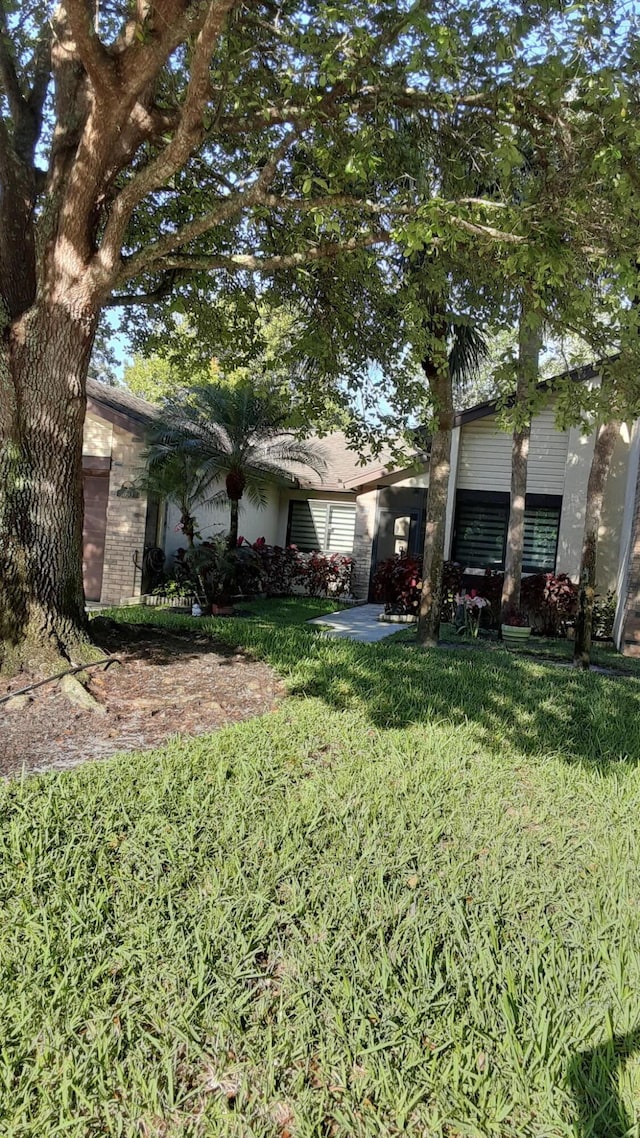 view of front of house featuring a front lawn