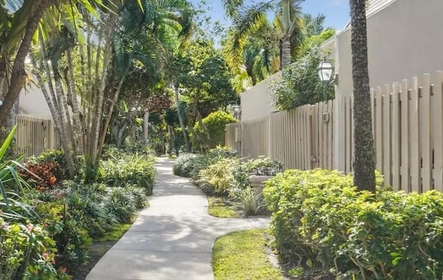 600 Executive Center Dr Unit 106, West Palm Beach, FL 33401 - view of home's community with fence