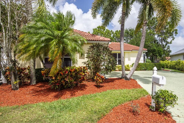 view of yard featuring a water view