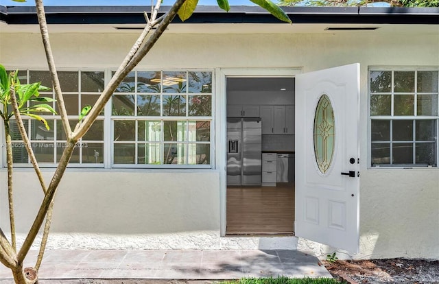 property entrance featuring stucco siding
