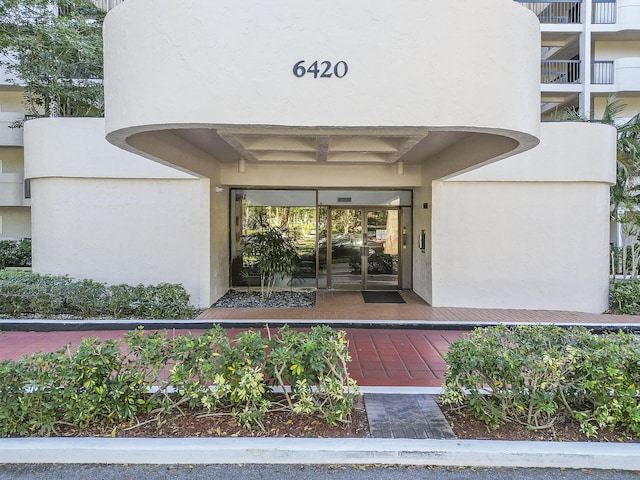entrance to property with stucco siding