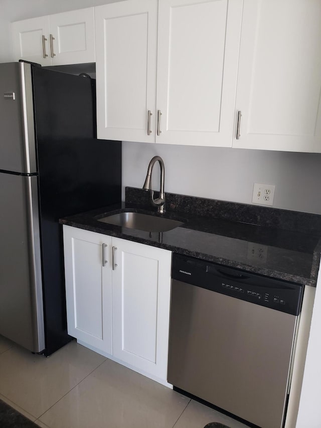 25 Crossings Cir Unit F, Boynton Beach, FL 33435 - kitchen featuring stainless steel appliances, a sink, white cabinets, light tile patterned floors, and dark stone countertops