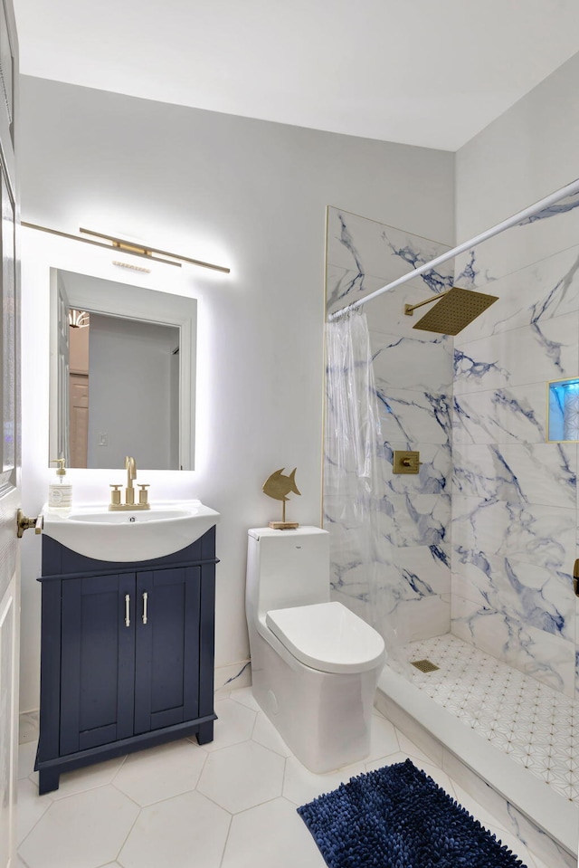 bathroom with a shower with shower curtain, vanity, and toilet