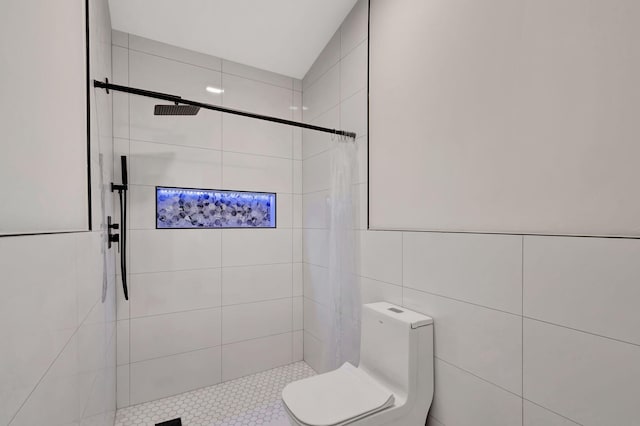 full bath with a tile shower and toilet
