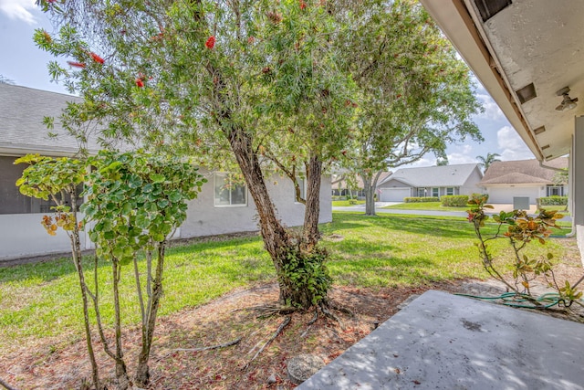 view of grassy yard featuring a patio