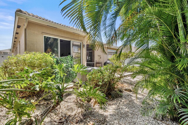 2111 Bellcrest Ct, Royal Palm Beach, FL 33411 - view of side of home featuring stucco siding and a tile roof
