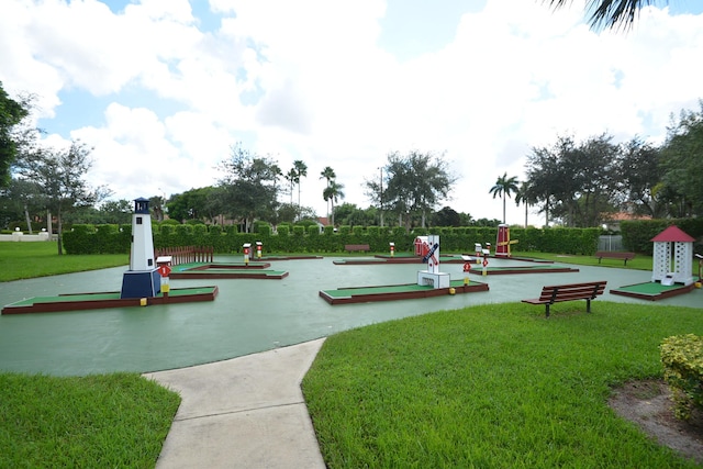 view of property's community featuring a lawn