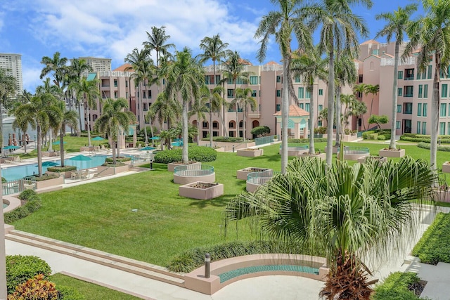 view of property's community featuring a lawn