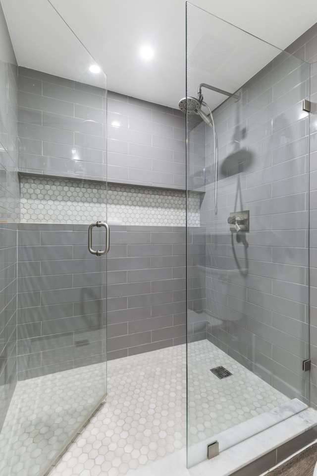 full bath featuring tiled shower and recessed lighting