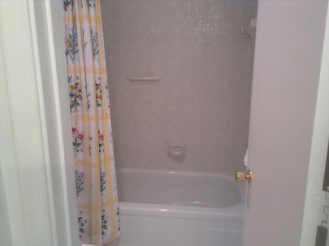 1905 NW 18th St Unit 101, Delray Beach, FL 33445 - bathroom with shower / tub combo with curtain