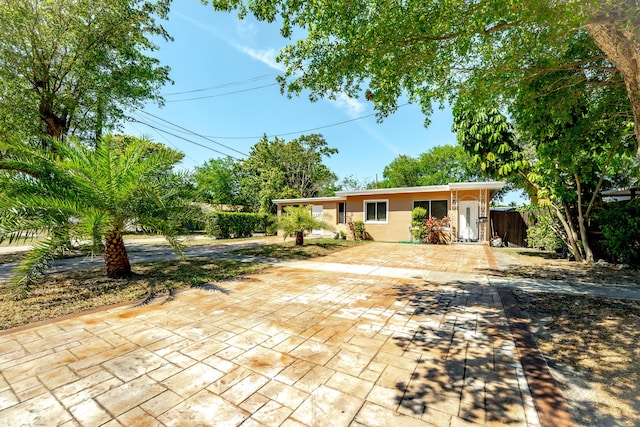1285 NE 154th St, North Miami Beach, FL 33162 - view of front of home featuring stucco siding