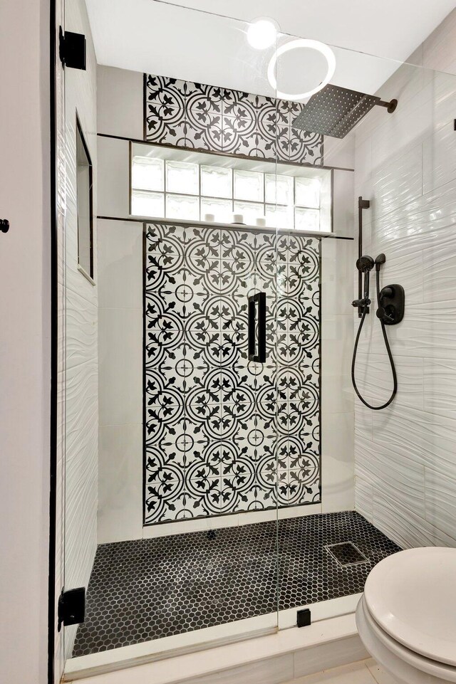 5439 Verona Dr Unit P, Boynton Beach, FL 33437 - bathroom featuring a shower stall and toilet