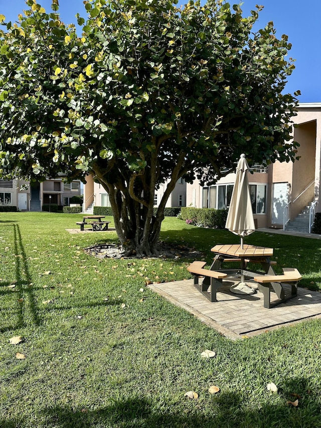 12394 Alternate A1A O7, Palm Beach Gardens, FL 33410 - view of yard featuring a patio