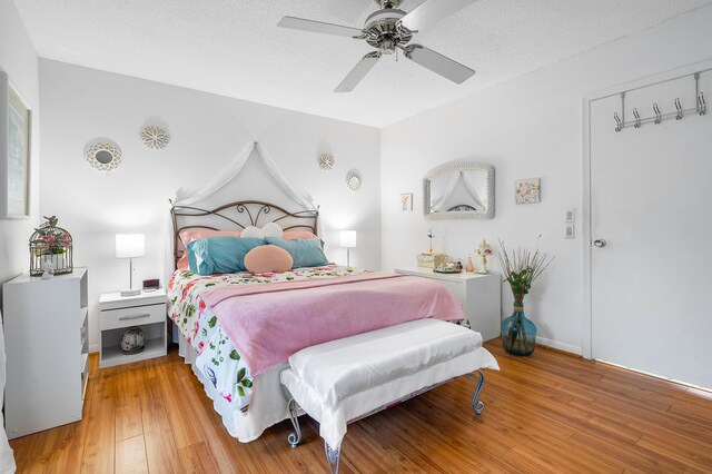 309 Sheffield M Unit 309, West Palm Beach, FL 33417 - bedroom featuring light wood-style floors, a ceiling fan, and a textured ceiling