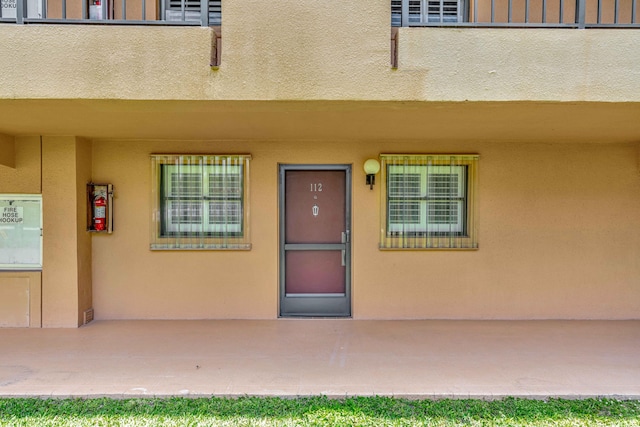 entrance to property with stucco siding