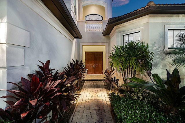 entrance to property with stucco siding