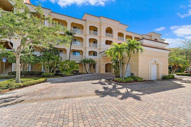 view of front of house with stucco siding and decorative driveway